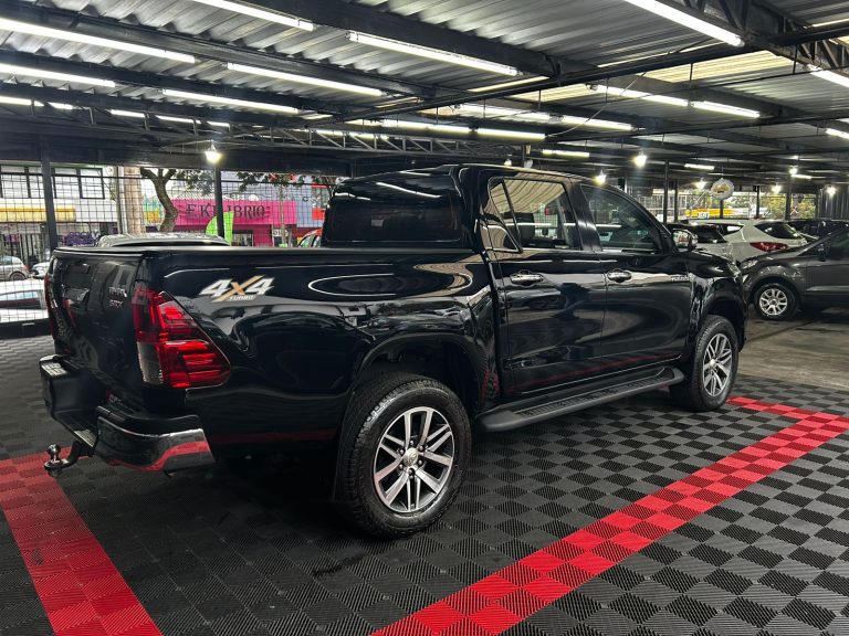 TOYOTA HILUX CD SRX 2.8 TB TOYOTA HILUX CD SRX 2.8 TB
