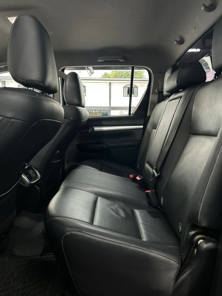 TOYOTA HILUX CD SRX 2.8 TB TOYOTA HILUX CD SRX 2.8 TB