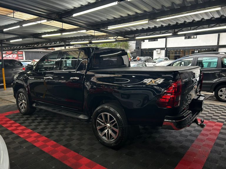 TOYOTA HILUX CD SRX 2.8 TB TOYOTA HILUX CD SRX 2.8 TB